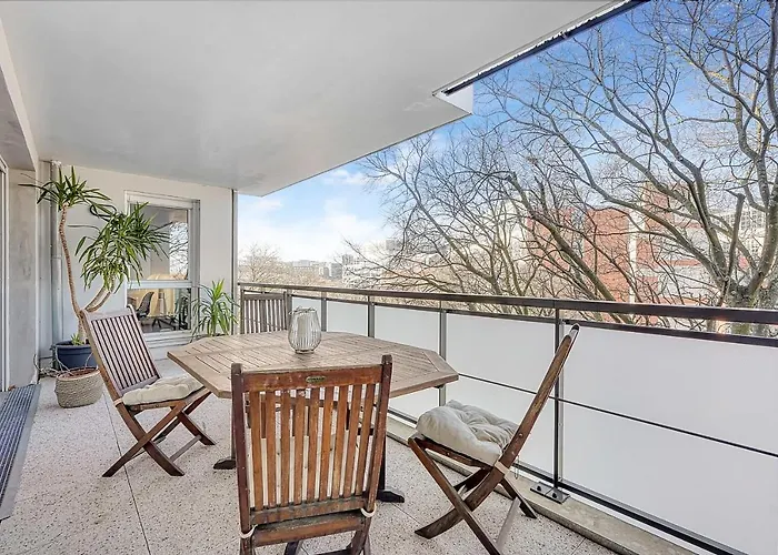 Beautiful And Spacious Apt At 19 Min From Downtown